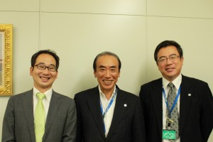 （中）取締役社長　芳須康次様　 （右）取締役総務部長　増田松司様 